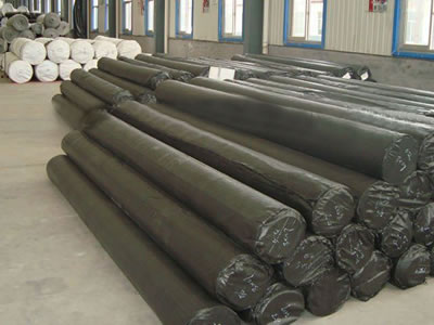 Many rolls of LDPE geomembrane in different sizes are packaged with black or white woven bags in the factory.