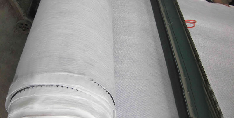 Three dimensional composites drainage network roll is produced by the machine, and there is a people beside the machine.